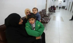 Safa al-Hussein et sa fille attendent dans les couloirs d'un centre de soins Ă Ankara pour ĂȘtre soignĂ©s par des mĂ©decins syriens, le 22 fĂ©vrier 2018