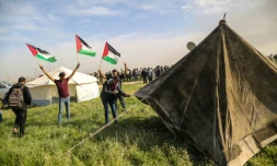 Des Palestiniens installent des tentes dans la bande de Gaza, prÚs de la frontiÚre avec Israël, en solidarité avec la "Journée de la terre" célébrée à partir de vendredi, le 27 mars 2018