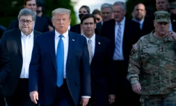 Donald Trump avec Mark Esper (Ă sa gauche derriĂšre lui) le 1er juin Ă Washington