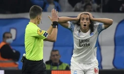 Le défenseur de Marseille Matteo Gendouzi réagit à une décision de l'arbitre Benoit Bastien pendant le match de L1 OM-PSG, le 24 octobre au Vélodrome