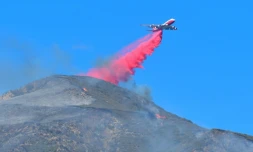 Un avion largue du produit retardant au sommet d'une montagne du comté de Ventura, Californie, le 8 décembre 2017