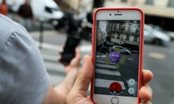 Des chasseurs de Pokémon Go le 24 juillet 2016 à Paris
