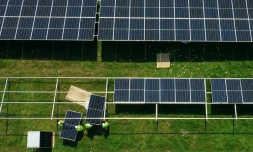 Installation d'une ferme solaire prÚs du village de Tetsworth, à une cinquantaine de kilomÚtres à l'ouest de Londres, le 1er août 2024