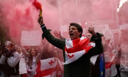 Des manifestants géorgiens protestent contre une loi sur "l'influence étrangÚre" le 13 mai 2024 à Tbilissi