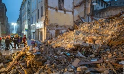 Les pompiers et leurs chiens à la recherche de survivants dans les décombres des immeubles effondrés de Marseille dans la nuit du 5 au 6 novembre 2018