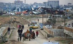 Des déplacés palestiniens traversent le couloir de Netzarim, dans le centre de la bande de Gaza, le 9 février 2025