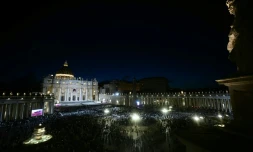 La foule attend le résultat du conclave sur la place Saint-Pierre, le 7 mai 2025 au Vatican