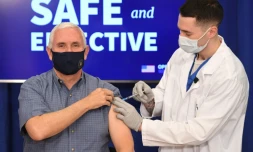 Le vice-président américain Mike Pence se voit administrer le vaccin de Pfizer/BioNTech contre le coronavirus à Washington DC, le 18 décembre 2020