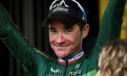 Le Français Thomas Voeckler reçoit le prix de la combativité à l'issue de la 4e étape du Tour de France, le 8 juillet 2014 à Lille