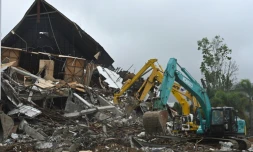 Des pelles mécaniques pour déblayer les décombres à Mamuju sur l'ïle de Célèbes en Indonésie,le 17 janvier 2021