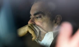L'ancien patron de Renault Carlos Ghosn quitte les bureaux de ses avocats peu après sa sortie de prison, le 6 mars 2019 à Tokyo