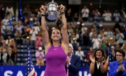 La Bélarusse Aryna Sabalenka soulève le trophée de l'US Open, le 7 septembre 2024 à New York