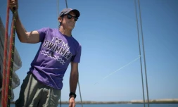 Benoît Lecomte pose pour l'AFP sur son voilier à Choshi au Japon, le 3 juin 2018