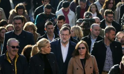 Le Premier ministre espagnol Mariano Rajoy au milieu de la foule près d'un bureau de vote à Madrid, le 20 décembre 2015  
