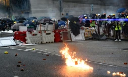 Des policiers tirent des gaz lacrymogènes contre des manifestants à Hong Kong le 25 août 2019