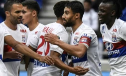 Le milieu de Lyon Nabil Fekir (c) est congratulé par ses équipiers lors du match face au FC Metz, le 29 octobre 2017 à Décines-Charpieu
