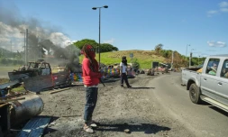 Un barrage avec des drapeaux kanak sur une route à Nouméa, le 24 mai 2024
