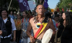 Des participants à une "marche festive" en ouverture du Forum Social Mondial, le 9 août 2016 à Montréal