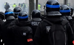 Des policiers face à des "gilets jaunes" lors d'une manifestation à Bordeaux, le 15 décembre 2018