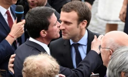 Manuel Valls (g) et Emmanuel Macron à Paris, le 14 juillet 2016