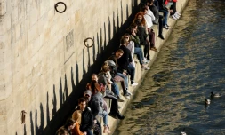 Des personnes se rassemblent le long de la Seine pour profiter d'un aprÚs-midi ensoleillé, à Paris, le 28 février 2021