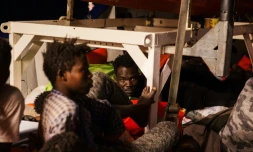 Photo prise et fournie le 25 juin 2018 par l'ONG allemande Mission Lifeline montrant des migrants à bord du navire humanitaire Lifeline au large de Malte 