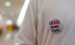 Un badge "USAID sauve des vies", porté par un ancien employé fédéral, à Washington, le 24 juin 2025