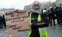 Un "gilet jaune" soutenant Dettinger, à Paris, le 12 janvier 2019