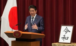 Le Premier ministre japonais Shinzo Abe donne une conférence de presse pour expliquer le sens de "Reiwa", le nom de la nouvelle ère impériale au Japon, le 1er avril 2019 à Tokyo