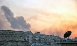 Une épaisse fumée s'échappe du quartier de Dahiyet al-Assad, à Alep, après une attaque de rebelles sur des forces du régime syrien, le 29 octobre 2016