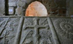 La croix des Templiers sur un sarcophage du XIVe siÚcle, au chùteau médiéval de Limassol, à Chypre, le 22 janvier 2021