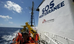 L'Aquarius, le bateau des organisations SOS-Méditerranée et Médecins sans FrontiÚres, le 26 juin 2018 au large de Lampedusa, en mer Méditerranée