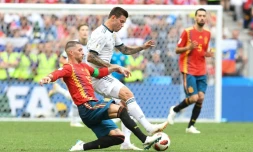 Le défenseur espagnol Sergio Ramos (g) à la lutte avec l'attaquant russe Fedor Smolov en 8e de finale du Mondial, le 1er juil 2018 à Moscou   