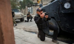 Un commandant des forces spéciales irakiennes et ses hommes sous le feu de l'EI dans un faubourg de Mossoul, le 16 novembre 2016