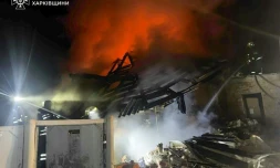 Photographie publiée par les services de secours ukrainiens montrant des pompiers luttant contre un incendie après une frappe de drone russe qui a tué un père et ses trois enfants dans une maison à Bogodoukhiv le 11 février 2026