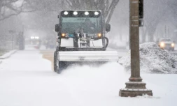 Chasse-neige dans une rue de Washington DC lors d'une tempête hivernale, le 16 janvier 2022