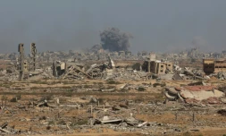 Une colonne de fumée s'élève au dessus de la ville de Gaza après une frappe israélienne, le 2 octobre 2025