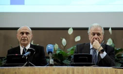 Le ministre de l'Intérieur italien Marco Minniti (G) et le commissaire européen chargé des migrations Dimitris Avramopoulos, le 20 mars 2017 à Rome