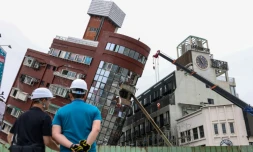 Des engins lourds sont déployés pour démolir le bùtiment Uranus, endommagé lors du tremblement de terre du 3 avril, à Hualien, le 5 avril 2024