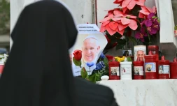 Une nonne prie au pied de la statue de Jean-Paul II devant l'hôpital Gemelli où est hospitalisé le pape François, le 23 février 2025 à Rome