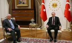 Une photographie fournie par les services de presse de la présidence turque, montrant Recep Tayyip Erdogan (D), au côté du chef de la diplomatie américaine Rex Tillerson, à Ankara, le 15 février 2018