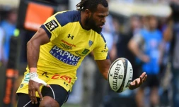L'ailier de Clermont Alivereti Raka contrĂŽle le ballon face Ă Lyon en demi-finales de Top 14, le 9 juin 2019 Ă Bordeaux