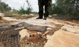 Les restes d'un piège de braconniers constitué d"un filet japonais, système efficace pour attraper les animaux volants, près de la vaste base britannique de Dhekelia, dans le sud-est de Chypre, le 19 mai 2017
