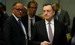 Le président de la BCE, Mario Draghi (d), à Luxembourg le 1er octobre 2018.
