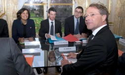 François Asselin (d), président de la CGPME, le 11 janvier 2016 lors d'une rencontre avec le Premier ministre Manuel Valls (c) et la ministre du Travail, Myriam El Khomri (g), à Matignon