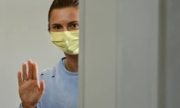 L'athlète bélarusse Krystsina Tsimanouskaya dit au revoir au moment de monter à bord de son vol Tokyo-Vienne le 4 août 2021