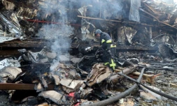 Un pompier ukrainien travaille à l'extérieur d'un supermarché détruit par une attaque nocturne, à Odessa, le 14 août 2023