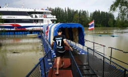 Un employĂ© se rend sur un ferry vide, aprĂšs la suspension des liaisons avec les Ăźles du golfe de ThaĂŻlande Ă  l'approche de la tempĂȘte Pabuk, dans la province thaĂŻlandaise de Surat Thani, le 4 janvier 2019