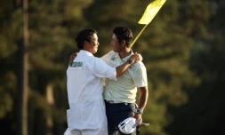 photo d'archives prise le 10 avril 2021 montrant le golfeur japonais Hideki Matsuyama, avec son caddie Shota Hayafuji, sur le green du 18Úme trou aprÚs avoir remporté le Masters à Augusta, Géorgie, le 11 avril 2021