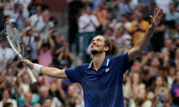 Le Russe Daniil Medvedev célèbre sa victoire contre Novak Djokovic en finale de l'US Open, le 12 septembre 2021 à New York